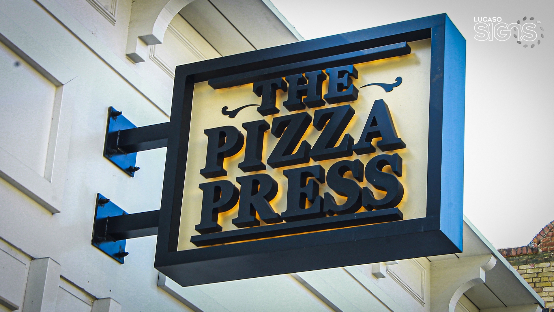 Custom blade sign with 3D channel letters and backlit illumination for The Pizza Press by Lucaso Signs